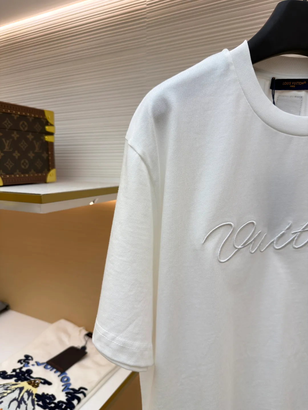 LOUIS VUITTON round neck short sleeves with hand-printed embroidery ●Original version: Purchased and developed at 9749 ●Item number: 1681489-X95 ●Material: long-staple cotton ●Technology: embroidery production ●Color: white ●Type: fitted version ●Weight: about 285 grams ●Size: S-M-L-XL ●Description: This Louis Vuitton women's short-sleeved T-shirt is exquisitely crafted. The fabric is made of high-count combed cotton and has been treated with mercerization. It feels soft and skin-friendly and has a high-grade luster. The brand logo on the chest adopts three-dimensional embroidery technology. The embroidery thread is specially dyed and reinforced. During the embroidery process, precise computer positioning and manual trimming are combined to make the letters smooth and three-dimensional and full of texture. The ribbing technology on the neckline has been woven and shaped many times to fit the neck and not be easily deformed. The body adopts seamless splicing technology to reduce friction and improve wearing comfort. From fabric selection to detailed embroidery, every craftsmanship demonstrates the brand's exquisite control of simple items. The overall wiring is straight and delicate, the fabric is comfortable and soft, and the color is consistent without color difference. It can be matched with the same style to create a fashionable look and control various occasions. Customized accessories, complete with three standards, same style for men and women!